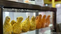Sama seperti di area outdoor, di area indoor juga dilengkapi dengan area makan yang luas. Area tempat makan yang bersih dan adem membuat pengunjung pasti nyaman kulineran di sini. Foto: detikcom/Riska Fitria