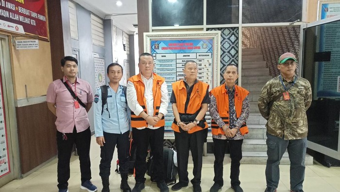 Jaksa eksekutor KPK mengekseskusi terpidana suap Mantan Rektor Universitas Lampung (UNILA) Prof Karomani dan 2 terdakwa lainnya ke Lapas Kelas I Bandar Lampung .(dok istimewa)