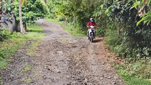 Jalan di Kecamatan Dawan, Klungkung, Bali, rusak, Jumat (16/6/2023). Jalan itu rusak akibat dilalui  truk pengangkut tanah untuk proyek Pusat Kebudayaan Bali.