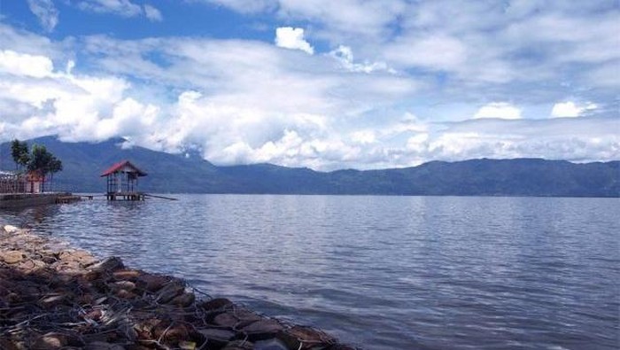 Danau Kerinci, danau yang berlokasi di Kabupaten Kerinci, Jambi. Danau ini mengelilingi dua kecamatan di sana