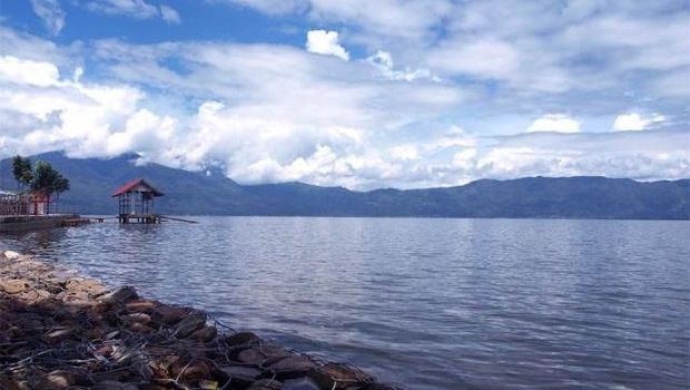 Danau Kerinci, danau yang berlokasi di Kabupaten Kerinci, Jambi. Danau ini mengelilingi dua kecamatan di sana