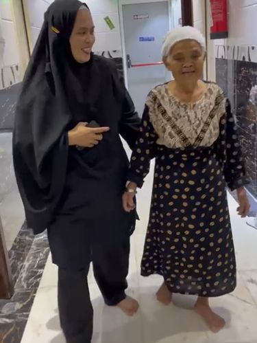 Momen Indo Hana (79), jemaah haji Bone bisa kembali berjalan mengelilingi hotel di Makkah.