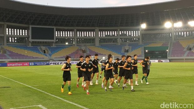Skuad Jeonbuk Hyundai Motors FC saat berlatih di Stadion Manahan Solo, Jumat (16/6/2023).