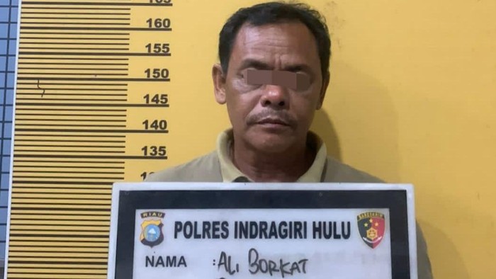 Kades Pasir Ringit Ali Borkat saat diamankan Kades Pasir Ringit Ali Borkat saat diamankan