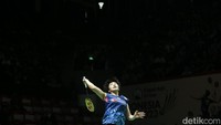 Akane Yamaguchi melakukan smash saat melawan Ratchanok Intanon.  