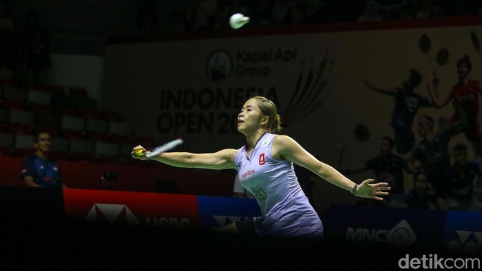 Tunggal putri Thailand Ratchanok Intanon berhasil mengalahkan Akane Yamaguchi dari Jepang di perempatfinal Indonesia Open 2023 di Istora Senayan, Jakarta, Jumat (16/6). Ratchanok lolos ke semifinal.