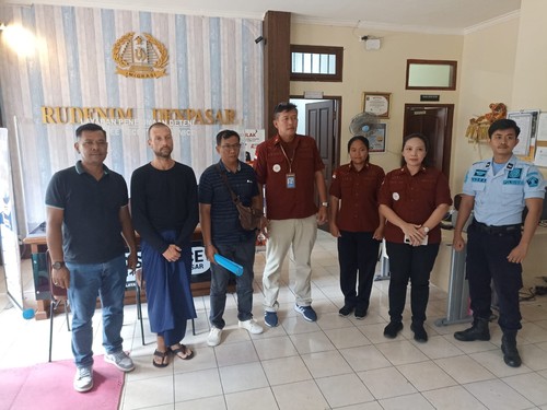 Kantor Imigrasi (Kanim) Kelas I TPI Denpasar mendetensi seorang warga negara asing (WNA) asal Amerika Serikat berinisial TCF ke Rumah Detensi Denpasar (Rudenim), Jumat (16/6/2023). (Dok. Kantor Imigrasi Denpasar).
