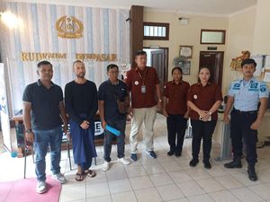 Imigrasi Tahan Gelandangan Asal Amerika yang Rusak Mobil Dinas Polisi