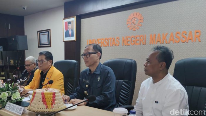 Kepala Badan Narkotika Nasional Provinsi (BNNP) Sulawesi Selatan (Sulsel) Brigjen Ghiri Prawijaya (tengah) dalam sesi konferensi pers di gedung Phinisi UNM Makassar).