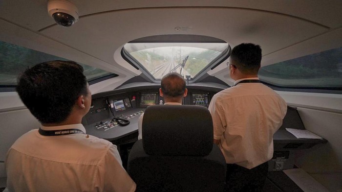 Kereta Cepat Ngebut 300 Km/Jam Tembus Hujan Deras