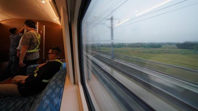 Kereta Cepat Ngebut 300 Km/Jam Tembus Hujan Deras