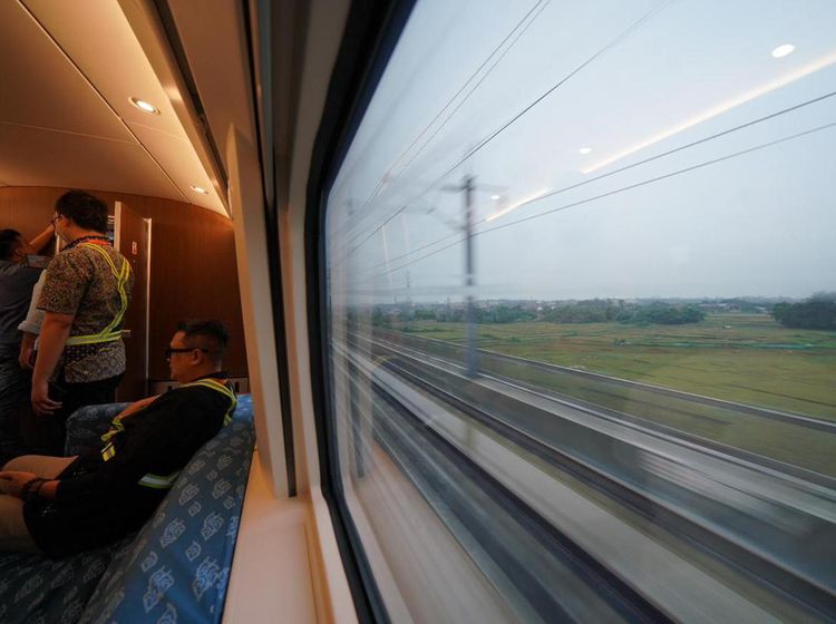 Kereta Cepat Ngebut 300 Km/Jam Tembus Hujan Deras