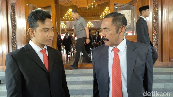 Ketua DPC PDIP Kota Solo FX Hadi Rudyatmo bersama Wali Kota Solo Gibran Rakabuming Raka saat menghadiri upacara HUT Pemkot Solo ke-77 di Balai Kota Solo, Jumat (16/6/2023).