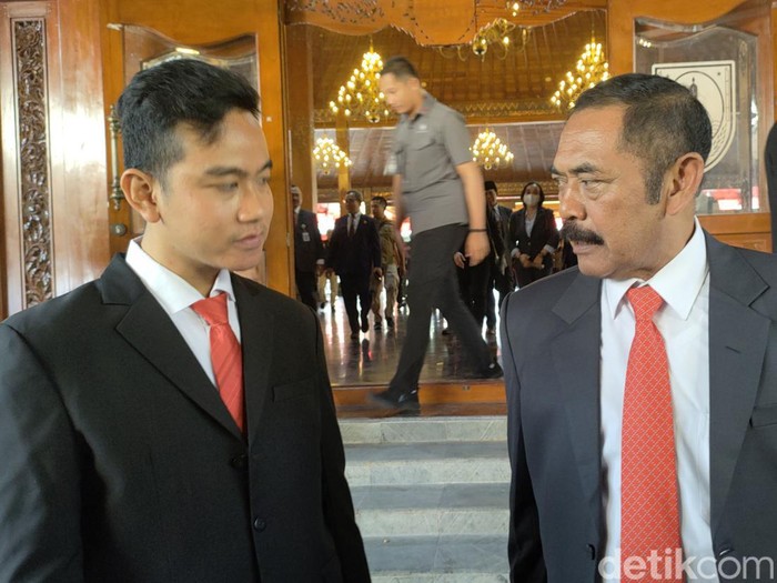 Ketua DPC PDIP Kota Solo FX Hadi Rudyatmo bersama Wali Kota Solo Gibran Rakabuming Raka saat menghadiri upacara HUT Pemkot Solo ke-77 di Balai Kota Solo, Jumat (16/6/2023).