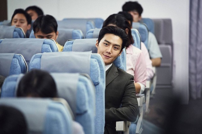 Selama ini Kim Seon Ho identik dengan imej soft boy karena perannya dalam drama Korea Start Up dan Hometown Cha Cha Cha. Tak heran jika banyak penggemar yang menantikan sisi lainnya yang berbeda. Foto: Instagram