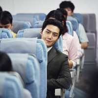 Selama ini Kim Seon Ho identik dengan imej soft boy karena perannya dalam drama Korea Start Up dan Hometown Cha Cha Cha. Tak heran jika banyak penggemar yang menantikan sisi lainnya yang berbeda. Foto: Instagram