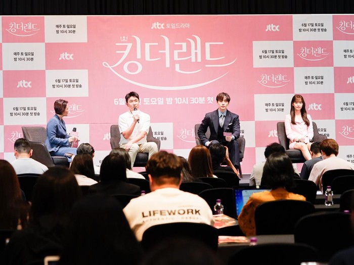 (kiri ke kanan) MC Park Kyung Nim, sutradara Im Hyun Wook, Im Yoona (Yoona SNSD), Lee Junho (Junho 2PM) saat konferensi pers drama Korea King the Land di Seoul, Kamis (15/6/2023).