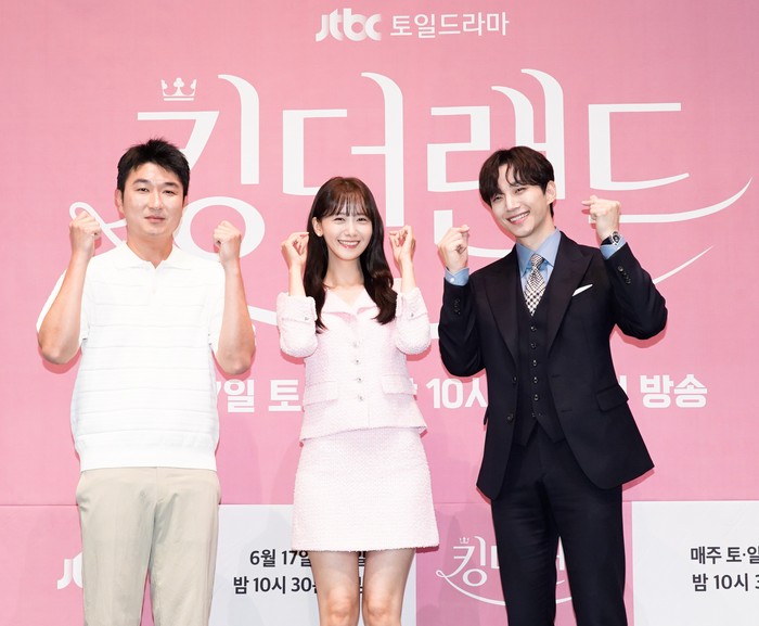 (kiri ke kanan) sutradara Im Hyun Wook, Im Yoona (Yoona SNSD), Lee Junho (Junho 2PM) saat konferensi pers drama Korea King the Land di Seoul, Kamis (15/6/2023).