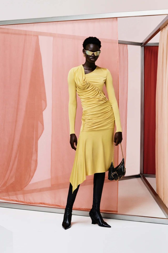Inilah koleksi terbaru Givenchy Resort 2024. Foto: dok. Givenchy.