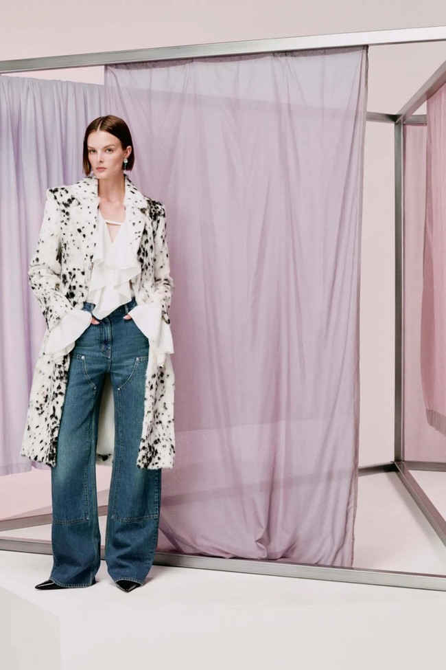 Inilah koleksi terbaru Givenchy Resort 2024. Foto: dok. Givenchy.