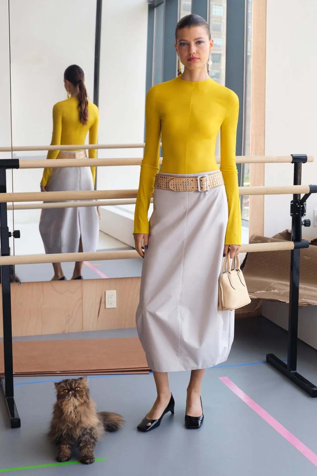 Koleksi Tory Burch Resort 2024 hadirkan busana motif kucing dan kelinci karya fotografer Walter Schels. Ada juga busana gaya minimalis yang elegan. Foto: dok. Tory Burch.