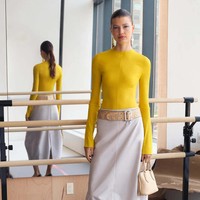 Koleksi Tory Burch Resort 2024 hadirkan busana motif kucing dan kelinci karya fotografer Walter Schels. Ada juga busana gaya minimalis yang elegan. Foto: dok. Tory Burch.