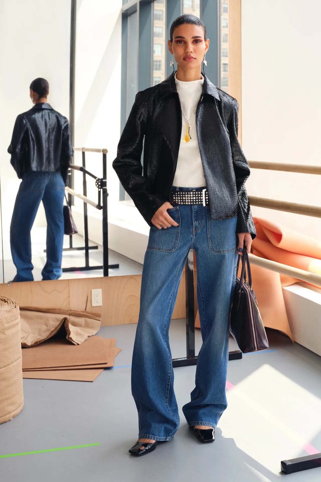 Koleksi Tory Burch Resort 2024 hadirkan busana motif kucing dan kelinci karya fotografer Walter Schels. Ada juga busana gaya minimalis yang elegan. Foto: dok. Tory Burch.