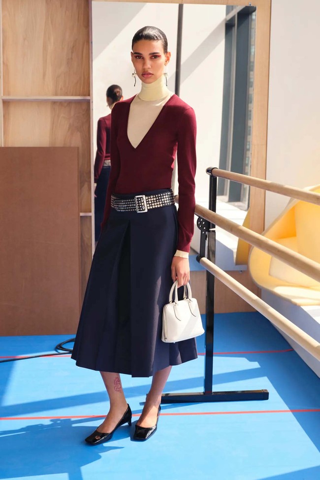 Koleksi Tory Burch Resort 2024 hadirkan busana motif kucing dan kelinci karya fotografer Walter Schels. Ada juga busana gaya minimalis yang elegan. Foto: dok. Tory Burch.