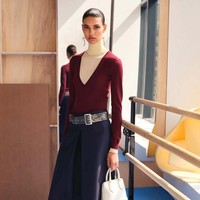 Koleksi Tory Burch Resort 2024 hadirkan busana motif kucing dan kelinci karya fotografer Walter Schels. Ada juga busana gaya minimalis yang elegan. Foto: dok. Tory Burch.