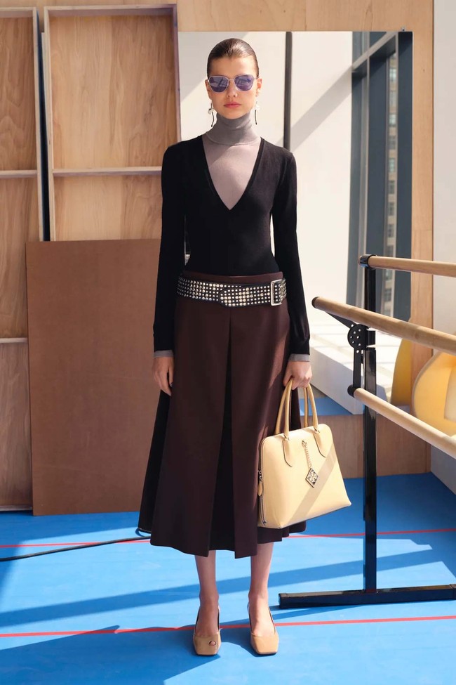 Koleksi Tory Burch Resort 2024 hadirkan busana motif kucing dan kelinci karya fotografer Walter Schels. Ada juga busana gaya minimalis yang elegan. Foto: dok. Tory Burch.