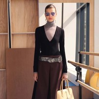 Koleksi Tory Burch Resort 2024 hadirkan busana motif kucing dan kelinci karya fotografer Walter Schels. Ada juga busana gaya minimalis yang elegan. Foto: dok. Tory Burch.