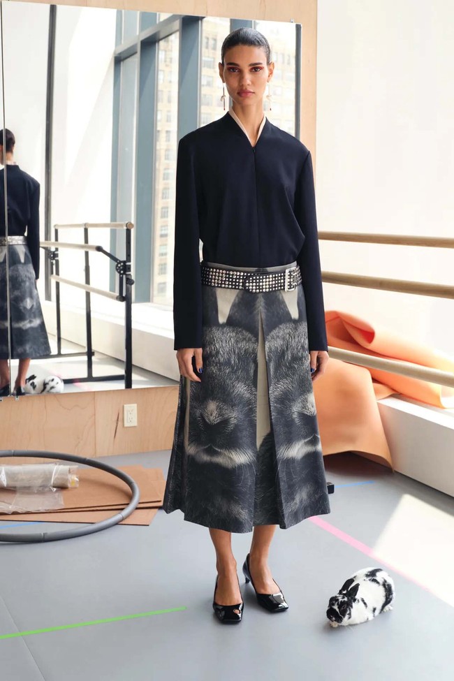 Koleksi Tory Burch Resort 2024 hadirkan busana motif kucing dan kelinci karya fotografer Walter Schels. Ada juga busana gaya minimalis yang elegan. Foto: dok. Tory Burch.