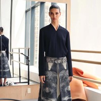 Koleksi Tory Burch Resort 2024 hadirkan busana motif kucing dan kelinci karya fotografer Walter Schels. Ada juga busana gaya minimalis yang elegan. Foto: dok. Tory Burch.