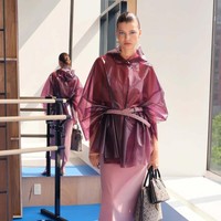 Koleksi Tory Burch Resort 2024 hadirkan busana motif kucing dan kelinci karya fotografer Walter Schels. Ada juga busana gaya minimalis yang elegan. Foto: dok. Tory Burch.