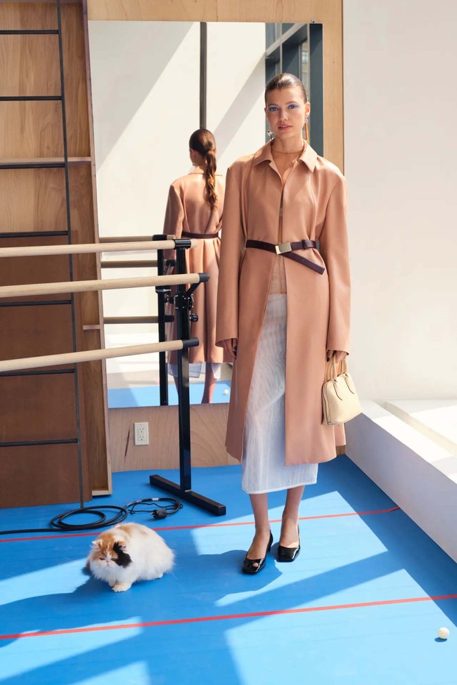 Koleksi Tory Burch Resort 2024 hadirkan busana motif kucing dan kelinci karya fotografer Walter Schels. Ada juga busana gaya minimalis yang elegan. Foto: dok. Tory Burch.