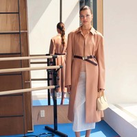 Koleksi Tory Burch Resort 2024 hadirkan busana motif kucing dan kelinci karya fotografer Walter Schels. Ada juga busana gaya minimalis yang elegan. Foto: dok. Tory Burch.