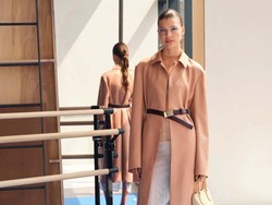 10 Koleksi Terbaru Tory Burch Resort 2024, Busana Elegan Minimalis