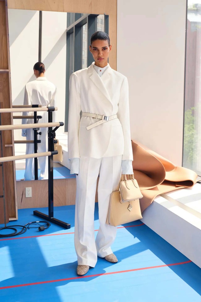 Koleksi Tory Burch Resort 2024 hadirkan busana motif kucing dan kelinci karya fotografer Walter Schels. Ada juga busana gaya minimalis yang elegan. Foto: dok. Tory Burch.