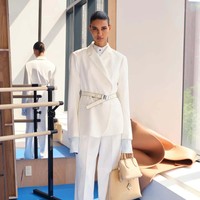 Koleksi Tory Burch Resort 2024 hadirkan busana motif kucing dan kelinci karya fotografer Walter Schels. Ada juga busana gaya minimalis yang elegan. Foto: dok. Tory Burch.