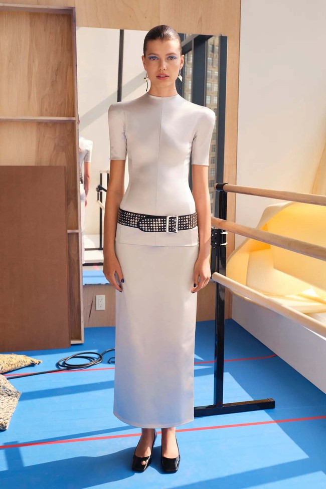 Koleksi Tory Burch Resort 2024 hadirkan busana motif kucing dan kelinci karya fotografer Walter Schels. Ada juga busana gaya minimalis yang elegan. Foto: dok. Tory Burch.