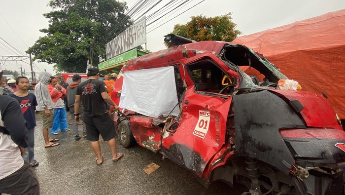 Kondisi angkot yang ringsek berat usai tertabrak KRL di Citayam, Depok, Jumat (16/6/2023).