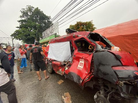 Kondisi angkot yang ringsek berat usai tertabrak KRL di Citayam, Depok, Jumat (16/6/2023).