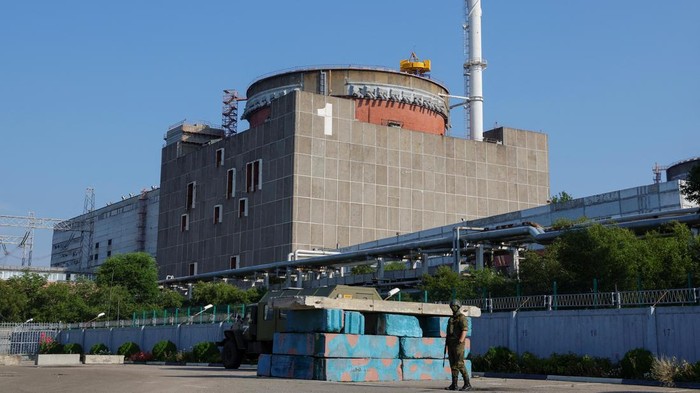 A Russian service member stands guard at a checkpoint near the Zaporizhzhia Nuclear Power Plant before the arrival of the International Atomic Energy Agency (IAEA) expert mission in the course of Russia-Ukraine conflict outside Enerhodar in the Zaporizhzhia region, Russian-controlled Ukraine, June 15, 2023. REUTERS/Alexander Ermochenko