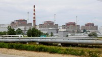 Jumat, 16 Juni 2023, Kepala badan PBB, Rafael Grossi, menyebut situasi serius namun stabil terpantau di pembangkit listrik tenaga nuklir (PLTN) Zaporizhzhia yang diduduki pasukan Rusia di Ukraina. LTN Zaporizhzhia yang merupakan pembangkit nuklir terbesar di Eropa telah bertahan selama pertempuran terus berlangsung antara Rusia dan Ukraina beberapa bulan terakhir. Namun, kekhawatiran atas situasi di PLTN itu semakin meningkat setelah jebolnya bendungan Kakhovka yang menyediakan air pendingin untuk pembangkit itu. REUTERS/Alexander Ermochenko