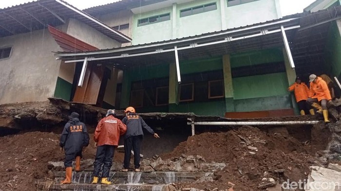 Kondisi TPT ambruk di SDN Genteng, Kota Sukabumi