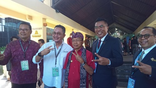 Gubernur Bali Wayan Koster (tengah) di Nusa Dua, Jumat (16/6/2023).