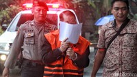 Sebelumnya Ketua Komisi Pemberantasan Korupsi (KPK) Firli Bahuri menegaskan bahwa lembaga yang dipimpinnya bebas dari pengaruh politik dalam menjalankan tugas menindak para pelaku tindak pidana korupsi. 