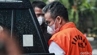 Firli juga mengatakan bahwa KPK dalam menjalankan tugasnya tidak bisa diintervensi oleh kekuasaan, apalagi diintervensi oleh sekadar isu miring. 