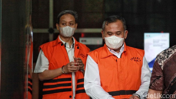 KPK menegaskan bahwa mereka bebas dari pengaruh politik dalam menjalankan tugas menindak para pelaku tindak pidana korupsi. KPK menegaskan mereka independen.
