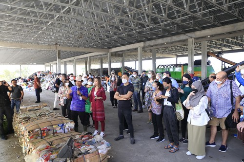 Kunjungan peserta ASEAN Indo-Pasific Workshop on Marine Plastic Debris Kementrian Lingkungan Hidup dan Kehutanan Direktorat Pengendalian Pencemaran dan Kerusakan Pesisir dan Laut ke TOSS center Klungkung, Jumat (16/6/2023). (Putu Krista/detikBali).